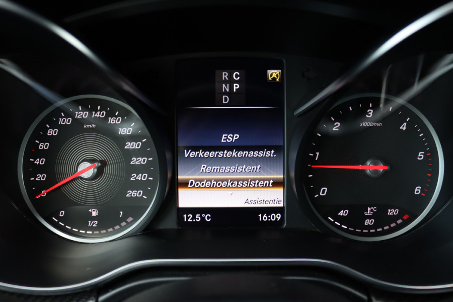 Mercedes-Benz V-Klasse 300d Extra Lang DC AMG Line | Avantgarde | Burmester | Trekhaak | Leder | Sfeerverlichting | Dodehoekassistent | Surround Camera | Spoorassistent | Stoelverwarming | Intelligent Light System |