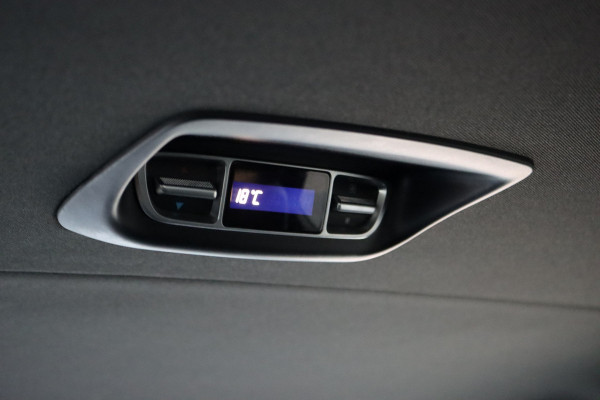 Mercedes-Benz V-Klasse 300d Extra Lang DC AMG Line | Avantgarde | Burmester | Trekhaak | Leder | Sfeerverlichting | Dodehoekassistent | Surround Camera | Spoorassistent | Stoelverwarming | Intelligent Light System |