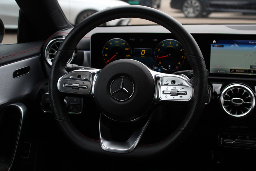 Mercedes-Benz CLA-Klasse 200 Business Solution AMG / Panoramadak / Camera / Sfeerverlichting / 18'' / Leder&Alcantara / Stoelverwarming / DAB / Cruise Control