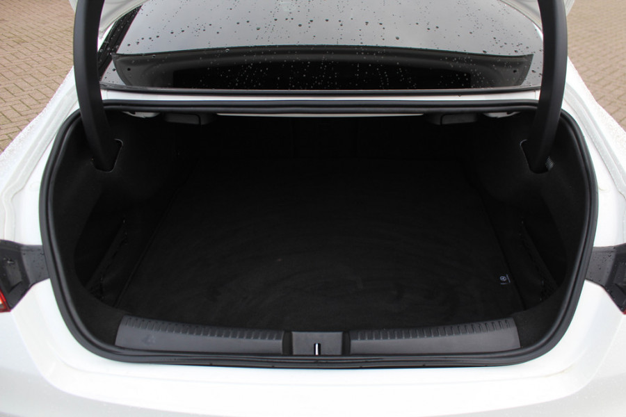 Mercedes-Benz CLA-Klasse 200 Business Solution AMG / Panoramadak / Camera / Sfeerverlichting / 18'' / Leder&Alcantara / Stoelverwarming / DAB / Cruise Control