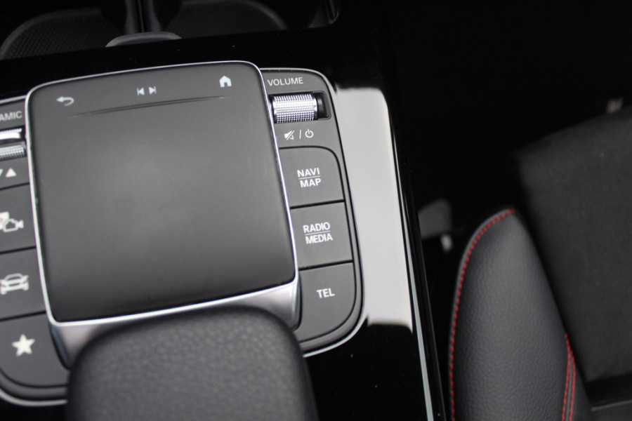 Mercedes-Benz CLA-Klasse 200 Business Solution AMG / Panoramadak / Camera / Sfeerverlichting / 18'' / Leder&Alcantara / Stoelverwarming / DAB / Cruise Control