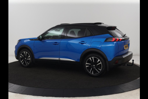 Peugeot e-2008 EV GT Pack 50 kWh | 3-Fase | Panoramadak | Stoelverwarming | Trekhaak | Adaptive cruise | Leder/Alcantara | Carplay | Keyless | Digital Cockpit | Navigatie | Full LED