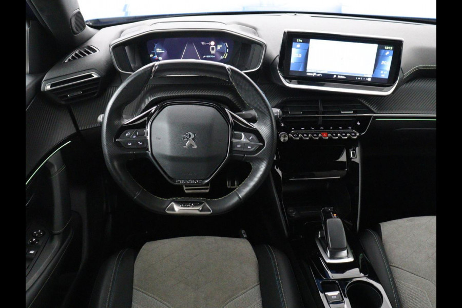 Peugeot e-2008 EV GT Pack 50 kWh | 3-Fase | Panoramadak | Stoelverwarming | Trekhaak | Adaptive cruise | Leder/Alcantara | Carplay | Keyless | Digital Cockpit | Navigatie | Full LED