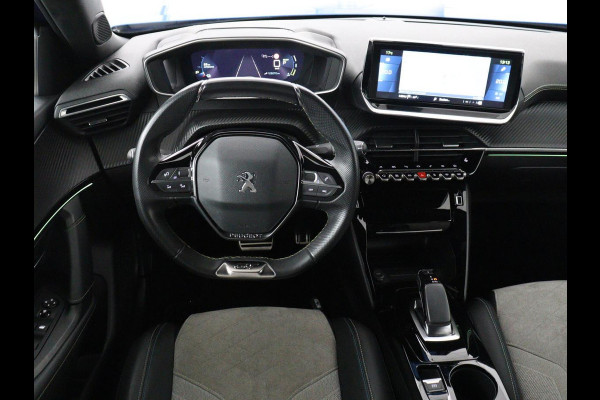 Peugeot e-2008 EV GT Pack 50 kWh | 3-Fase | Panoramadak | Stoelverwarming | Trekhaak | Adaptive cruise | Leder/Alcantara | Carplay | Keyless | Digital Cockpit | Navigatie | Full LED
