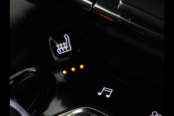 Peugeot e-2008 EV GT Pack 50 kWh | 3-Fase | Panoramadak | Stoelverwarming | Trekhaak | Adaptive cruise | Leder/Alcantara | Carplay | Keyless | Digital Cockpit | Navigatie | Full LED