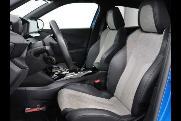 Peugeot e-2008 EV GT Pack 50 kWh | 3-Fase | Panoramadak | Stoelverwarming | Trekhaak | Adaptive cruise | Leder/Alcantara | Carplay | Keyless | Digital Cockpit | Navigatie | Full LED