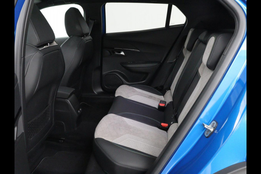 Peugeot e-2008 EV GT Pack 50 kWh | 3-Fase | Panoramadak | Stoelverwarming | Trekhaak | Adaptive cruise | Leder/Alcantara | Carplay | Keyless | Digital Cockpit | Navigatie | Full LED