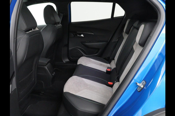 Peugeot e-2008 EV GT Pack 50 kWh | 3-Fase | Panoramadak | Stoelverwarming | Trekhaak | Adaptive cruise | Leder/Alcantara | Carplay | Keyless | Digital Cockpit | Navigatie | Full LED