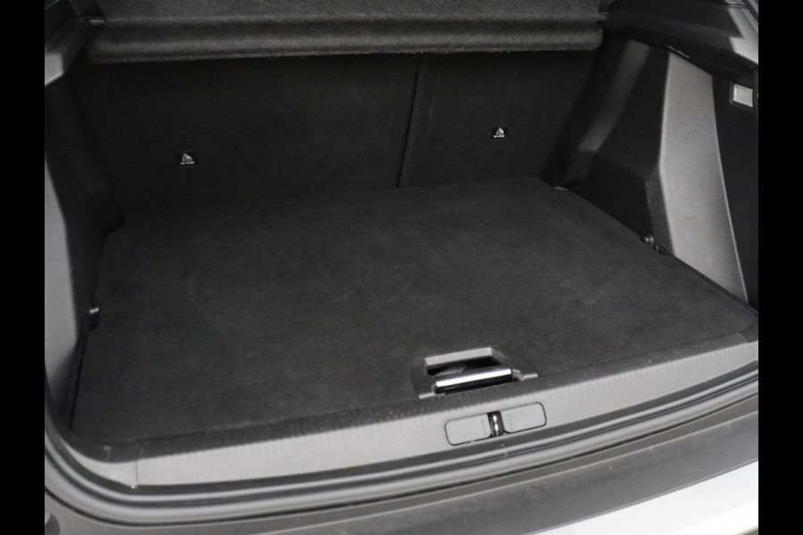 Peugeot e-2008 EV GT Pack 50 kWh | 3-Fase | Panoramadak | Stoelverwarming | Trekhaak | Adaptive cruise | Leder/Alcantara | Carplay | Keyless | Digital Cockpit | Navigatie | Full LED