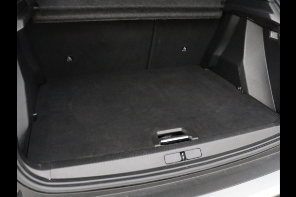 Peugeot e-2008 EV GT Pack 50 kWh | 3-Fase | Panoramadak | Stoelverwarming | Trekhaak | Adaptive cruise | Leder/Alcantara | Carplay | Keyless | Digital Cockpit | Navigatie | Full LED