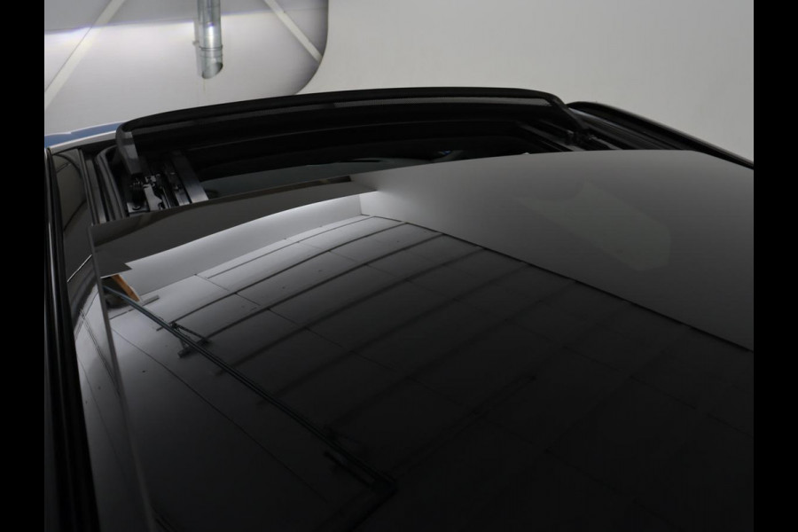 Peugeot e-2008 EV GT Pack 50 kWh | 3-Fase | Panoramadak | Stoelverwarming | Trekhaak | Adaptive cruise | Leder/Alcantara | Carplay | Keyless | Digital Cockpit | Navigatie | Full LED