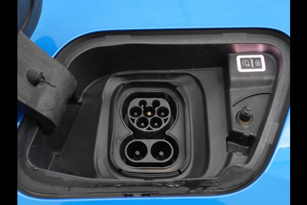 Peugeot e-2008 EV GT Pack 50 kWh | 3-Fase | Panoramadak | Stoelverwarming | Trekhaak | Adaptive cruise | Leder/Alcantara | Carplay | Keyless | Digital Cockpit | Navigatie | Full LED