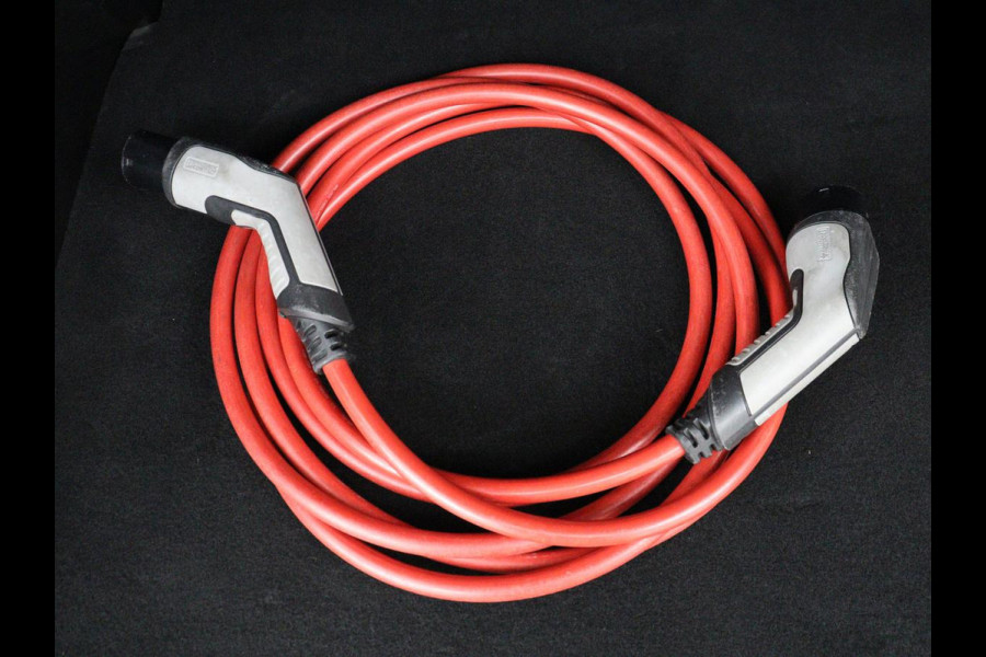 Peugeot e-2008 EV GT Pack 50 kWh | 3-Fase | Panoramadak | Stoelverwarming | Trekhaak | Adaptive cruise | Leder/Alcantara | Carplay | Keyless | Digital Cockpit | Navigatie | Full LED