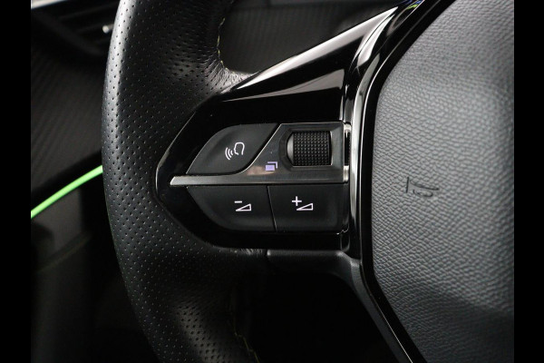Peugeot e-2008 EV GT Pack 50 kWh | 3-Fase | Panoramadak | Stoelverwarming | Trekhaak | Adaptive cruise | Leder/Alcantara | Carplay | Keyless | Digital Cockpit | Navigatie | Full LED