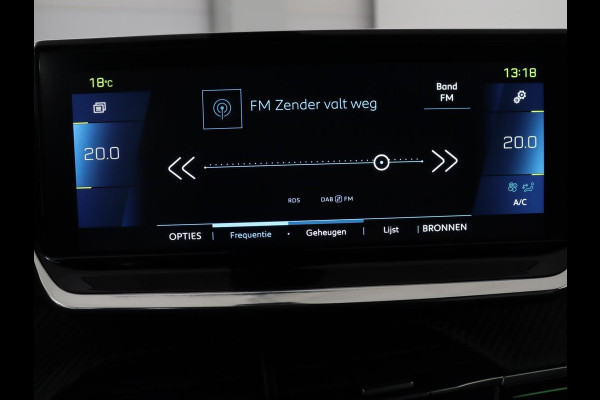 Peugeot e-2008 EV GT Pack 50 kWh | 3-Fase | Panoramadak | Stoelverwarming | Trekhaak | Adaptive cruise | Leder/Alcantara | Carplay | Keyless | Digital Cockpit | Navigatie | Full LED