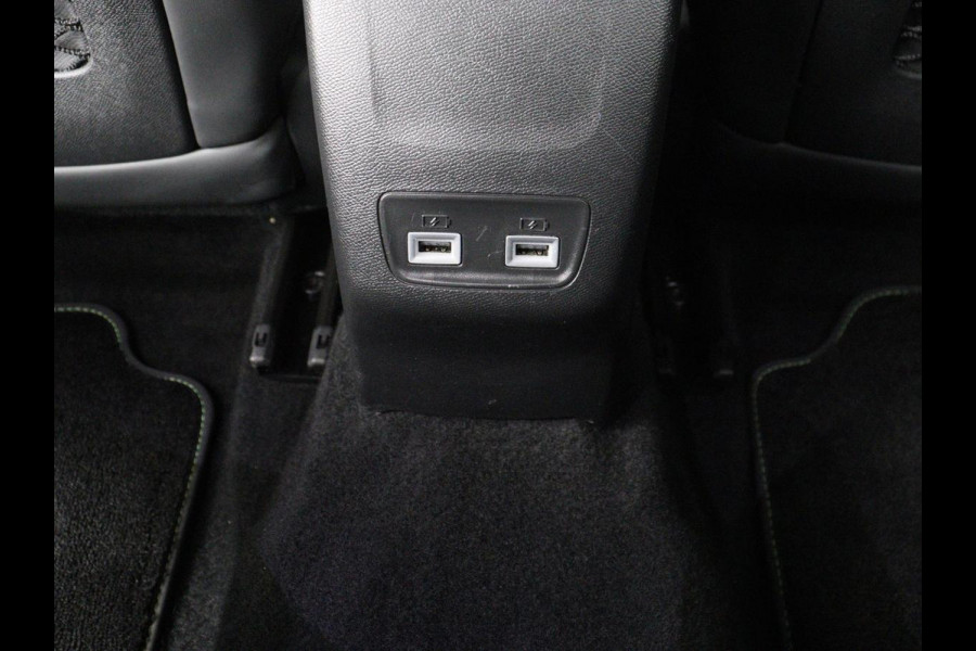 Peugeot e-2008 EV GT Pack 50 kWh | 3-Fase | Panoramadak | Stoelverwarming | Trekhaak | Adaptive cruise | Leder/Alcantara | Carplay | Keyless | Digital Cockpit | Navigatie | Full LED