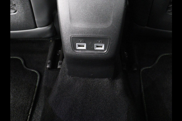 Peugeot e-2008 EV GT Pack 50 kWh | 3-Fase | Panoramadak | Stoelverwarming | Trekhaak | Adaptive cruise | Leder/Alcantara | Carplay | Keyless | Digital Cockpit | Navigatie | Full LED