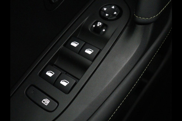 Peugeot e-2008 EV GT Pack 50 kWh | 3-Fase | Panoramadak | Stoelverwarming | Trekhaak | Adaptive cruise | Leder/Alcantara | Carplay | Keyless | Digital Cockpit | Navigatie | Full LED