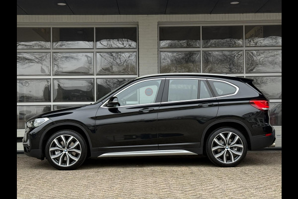 BMW X1 sDrive20i VDL Nedcar Edition | PANORAMA | 19 INCH LM VELGEN | SPORTSTOELEN | ADAPT. CRUISE | SPORTSTOELEN | CAMERA |