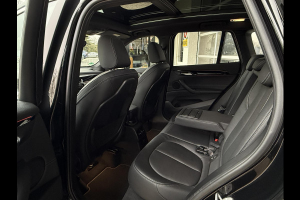 BMW X1 sDrive20i VDL Nedcar Edition | PANORAMA | 19 INCH LM VELGEN | SPORTSTOELEN | ADAPT. CRUISE | SPORTSTOELEN | CAMERA |