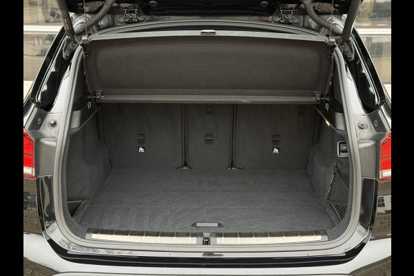 BMW X1 sDrive20i VDL Nedcar Edition | PANORAMA | 19 INCH LM VELGEN | SPORTSTOELEN | ADAPT. CRUISE | SPORTSTOELEN | CAMERA |