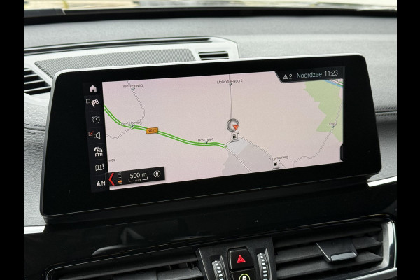 BMW X1 sDrive20i VDL Nedcar Edition | PANORAMA | 19 INCH LM VELGEN | SPORTSTOELEN | ADAPT. CRUISE | SPORTSTOELEN | CAMERA |