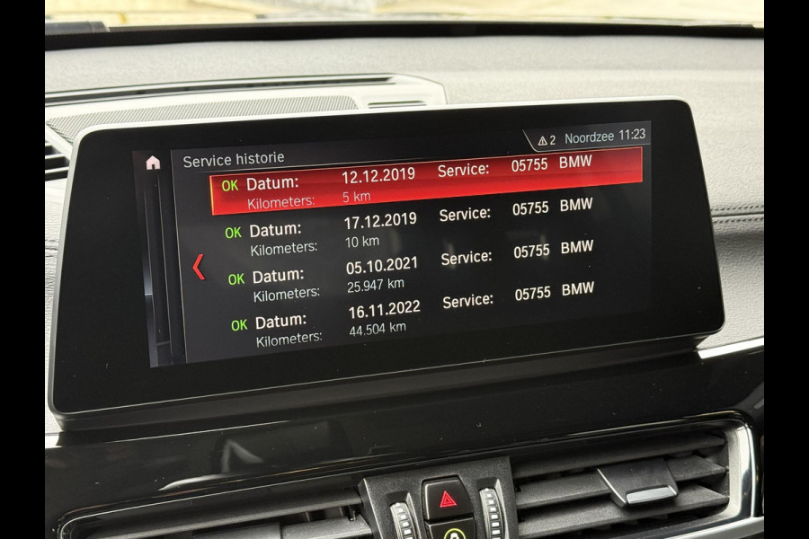 BMW X1 sDrive20i VDL Nedcar Edition | PANORAMA | 19 INCH LM VELGEN | SPORTSTOELEN | ADAPT. CRUISE | SPORTSTOELEN | CAMERA |