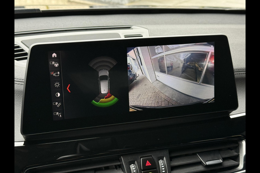 BMW X1 sDrive20i VDL Nedcar Edition | PANORAMA | 19 INCH LM VELGEN | SPORTSTOELEN | ADAPT. CRUISE | SPORTSTOELEN | CAMERA |