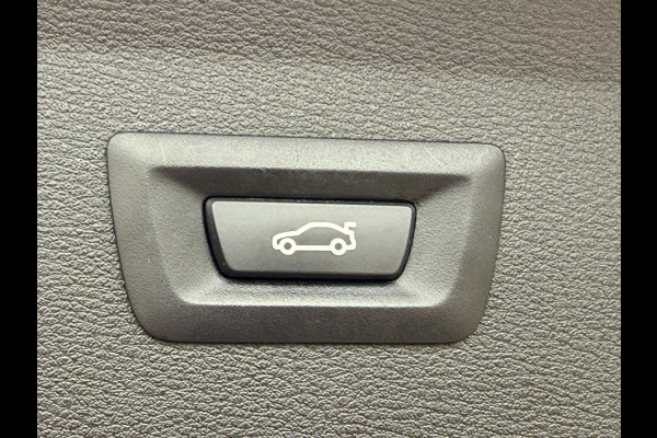 BMW X1 sDrive20i VDL Nedcar Edition | PANORAMA | 19 INCH LM VELGEN | SPORTSTOELEN | ADAPT. CRUISE | SPORTSTOELEN | CAMERA |