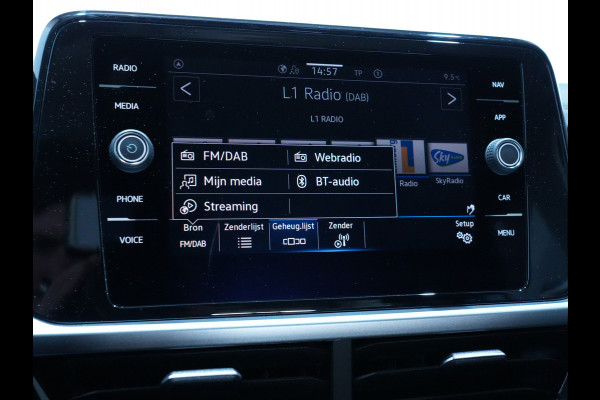 Volkswagen T-Roc 1.5 TSI 150pk DSG Life 75 Edition Navigatie via App Camera PDC Trekhaak 169