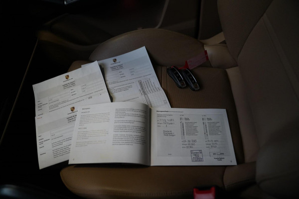 Porsche Cayenne Coupé 3.0 E-Hybrid Platinum Edition | Sport Design | Massage | Adaptieve cruise | Dealer onderhouden | 22 inch |