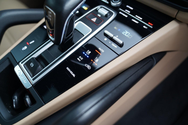 Porsche Cayenne Coupé 3.0 E-Hybrid Platinum Edition | Sport Design | Massage | Adaptieve cruise | Dealer onderhouden | 22 inch |