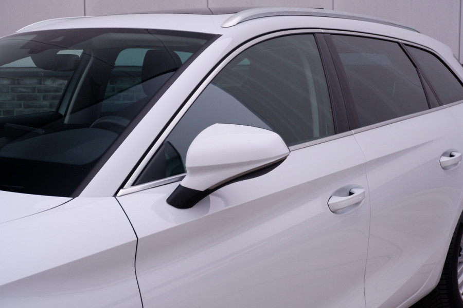 Seat Leon Sportstourer 1.5 eTSI Xcellence M-Hybrid | LED | Panorama | Elek. Trekhaak | Carplay | Navi | Sfeerverl. | Camera