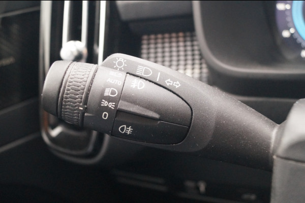 Volvo XC40 Recharge P8 AWD R-Design -PANO-NAVI-ECC-