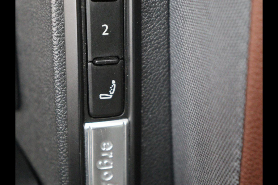 Volkswagen ID.4 Max 77 kWh | Panoramadak | Stoelverwarming | Head-Up | Warmtepomp | 360 Camera | Trekhaak | Sfeerverlichting | Half leder | Matrix LED | Carplay | Adaptive cruise | Memory | Keyless | Massage