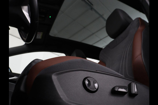 Volkswagen ID.4 Max 77 kWh | Panoramadak | Stoelverwarming | Head-Up | Warmtepomp | 360 Camera | Trekhaak | Sfeerverlichting | Half leder | Matrix LED | Carplay | Adaptive cruise | Memory | Keyless | Massage