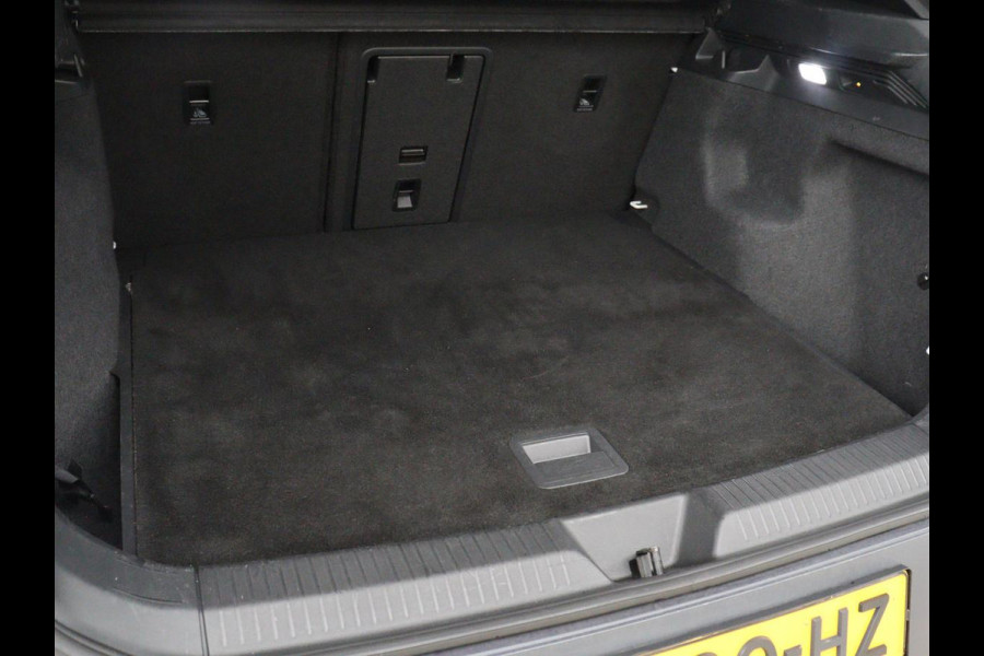 Volkswagen ID.4 Max 77 kWh | Panoramadak | Stoelverwarming | Head-Up | Warmtepomp | 360 Camera | Trekhaak | Sfeerverlichting | Half leder | Matrix LED | Carplay | Adaptive cruise | Memory | Keyless | Massage