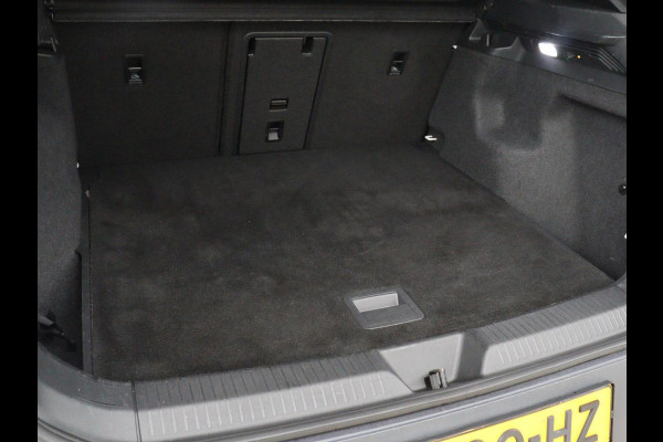 Volkswagen ID.4 Max 77 kWh | Panoramadak | Stoelverwarming | Head-Up | Warmtepomp | 360 Camera | Trekhaak | Sfeerverlichting | Half leder | Matrix LED | Carplay | Adaptive cruise | Memory | Keyless | Massage