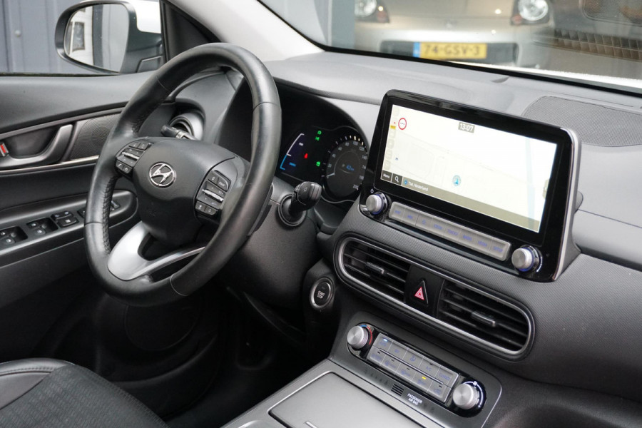 Hyundai Kona EV Premium 64 kWh + LEDER / DODEHOEK  / STUURWIEL VERWARMING