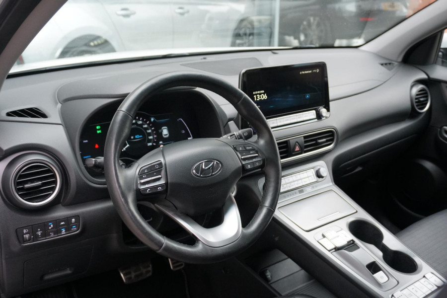 Hyundai Kona EV Premium 64 kWh + LEDER / DODEHOEK  / STUURWIEL VERWARMING