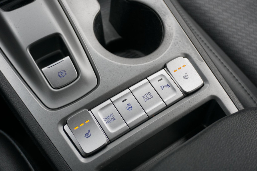 Hyundai Kona EV Premium 64 kWh + LEDER / DODEHOEK  / STUURWIEL VERWARMING