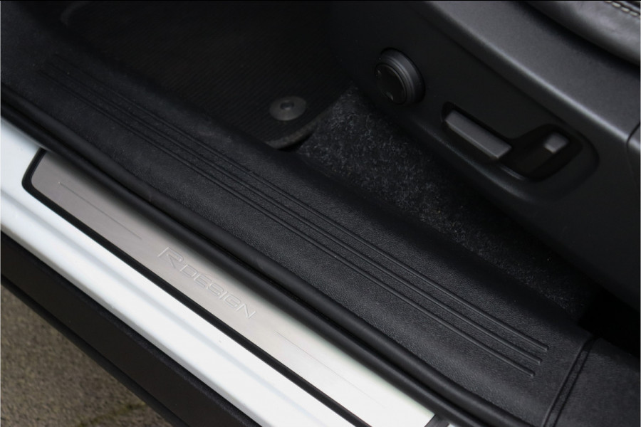 Volvo XC40 1.5 T3 R-Design **Lane assist/Resign lederen stoelen/Zwarte hemel/DAB**