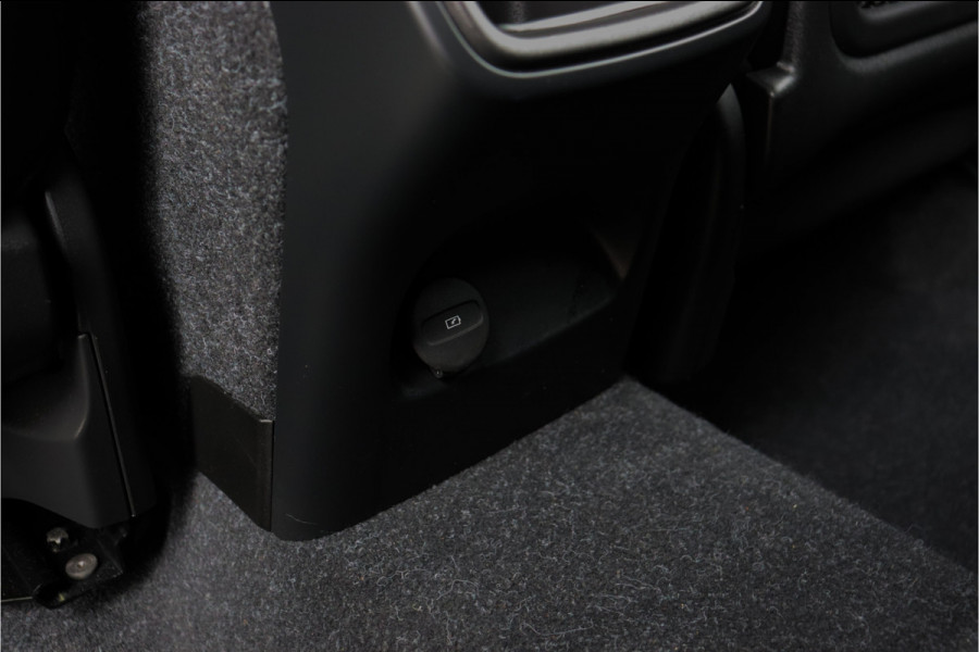 Volvo XC40 1.5 T3 R-Design **Lane assist/Resign lederen stoelen/Zwarte hemel/DAB**