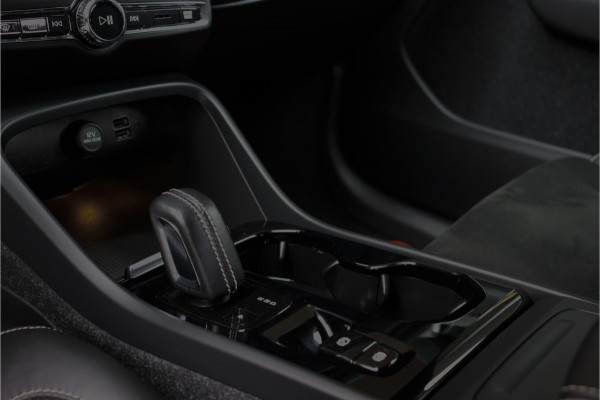 Volvo XC40 1.5 T3 R-Design **Lane assist/Resign lederen stoelen/Zwarte hemel/DAB**
