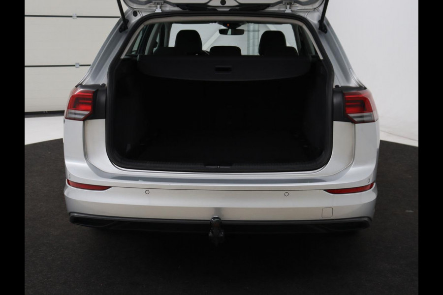 Volkswagen Golf 1.0 TSI Life | Trekhaak | Camera | Adaptive cruise | Sfeerverlichting | Carplay | Navigatie | Parkeerhulp | Climate control | Bluetooth