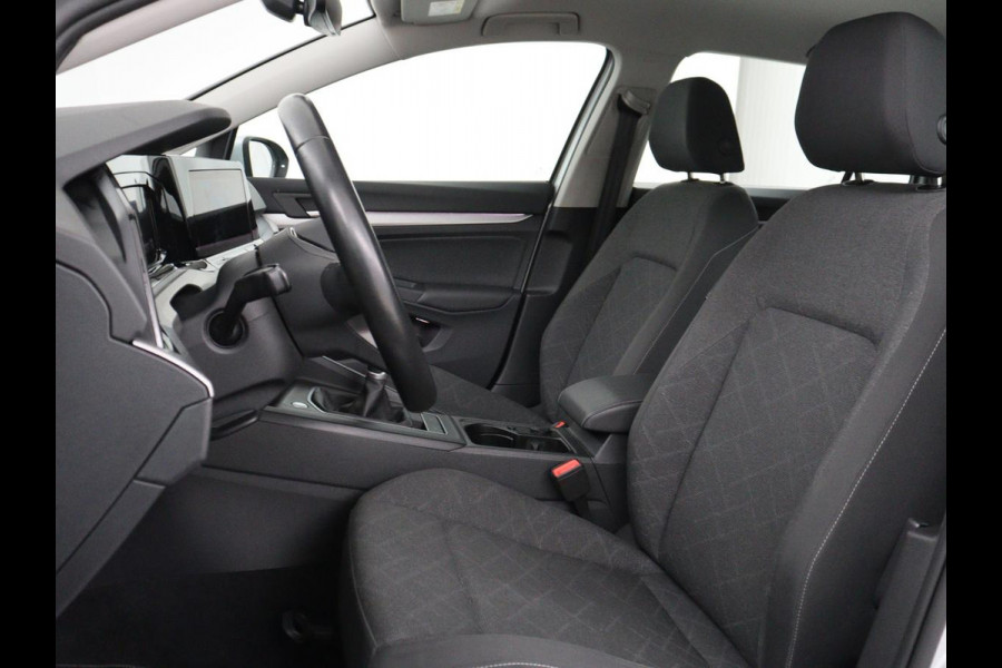 Volkswagen Golf 1.0 TSI Life | Trekhaak | Camera | Adaptive cruise | Sfeerverlichting | Carplay | Navigatie | Parkeerhulp | Climate control | Bluetooth