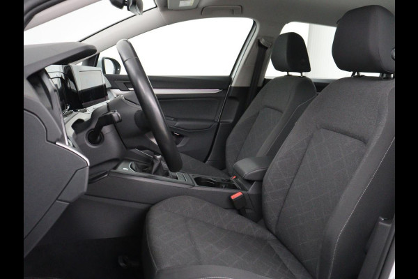 Volkswagen Golf 1.0 TSI Life | Trekhaak | Camera | Adaptive cruise | Sfeerverlichting | Carplay | Navigatie | Parkeerhulp | Climate control | Bluetooth