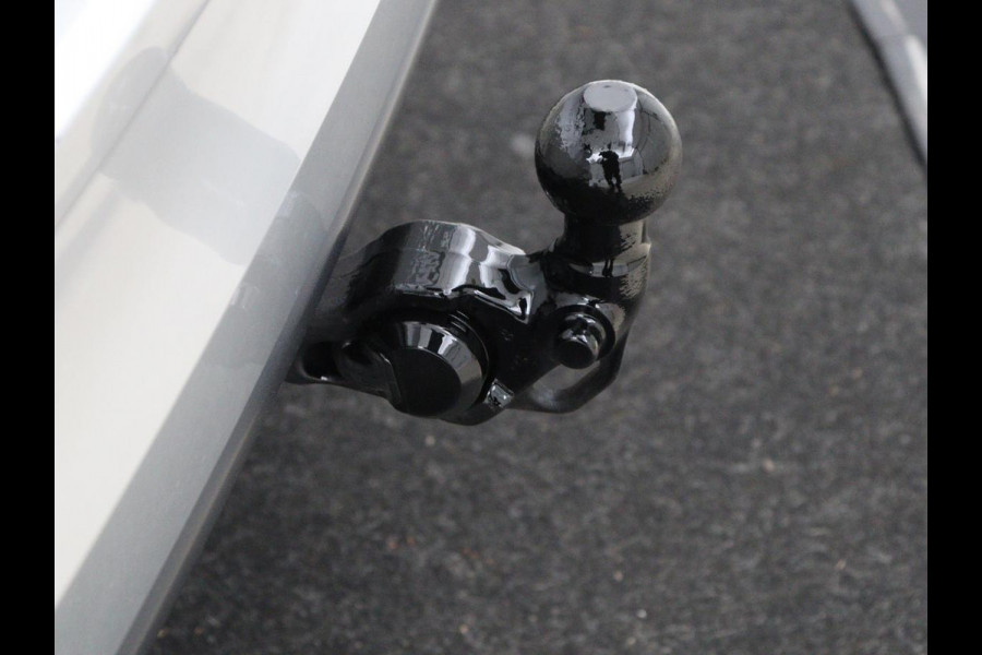 Volkswagen Golf 1.0 TSI Life | Trekhaak | Camera | Adaptive cruise | Sfeerverlichting | Carplay | Navigatie | Parkeerhulp | Climate control | Bluetooth