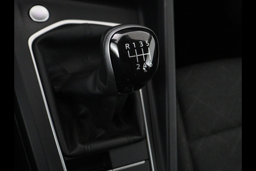 Volkswagen Golf 1.0 TSI Life | Trekhaak | Camera | Adaptive cruise | Sfeerverlichting | Carplay | Navigatie | Parkeerhulp | Climate control | Bluetooth