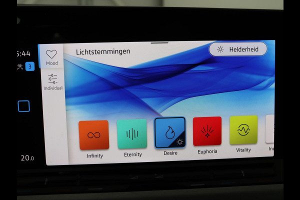 Volkswagen Golf 1.0 TSI Life | Trekhaak | Camera | Adaptive cruise | Sfeerverlichting | Carplay | Navigatie | Parkeerhulp | Climate control | Bluetooth